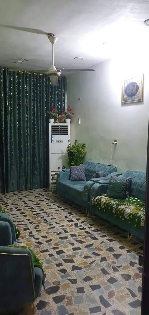 مرحبا 👋 
 بيت للبيع مكانه العبيدي شارع الرئاسه الملحق مساحته ١٠٨ ٦في١٨ ثلاث طوابق مقابيله تشجير بيت زراعي ركن 
للتواصل *********** او مراسله 
بيت جديد ونضيف مناسب متوازين ع بيع
