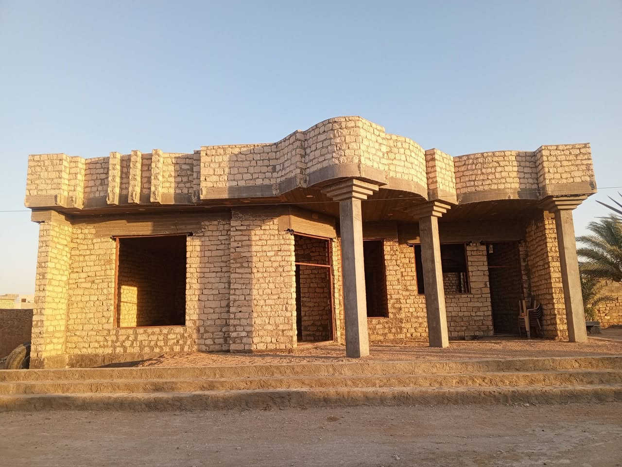سلام عليكم اخوان بيت للبيع طابقين المكان الرمادي ناحيه الوفاء 
مساحه الكليه 500m
عرض 30m
طول 35m
مساحه البيت 250m
متكون من (ثلاث غرف _وصاله ـ ومطابخ حار و بارد ــ ديوان ـ هول ـ حمامات ثنين داخليه وخارجيه) كامل من كلشي للسعر خاص او اتصل على الرقم 
للستفسار اتصل على ارقم 
(***********)او (***********)اتصل
