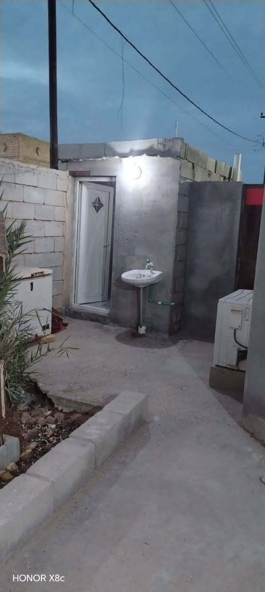سلام عليكم بيت زاىد مشتمل للبيع لمساحه 420متر
لبيت لجبير يحتوي على غرف3 وصاله وموزع وصحيات وساحه جبيره
 لمشتمل غرفه وصاله وصحيات لمكان البصره قضاء لدير ابوغرب تواصل ***********
