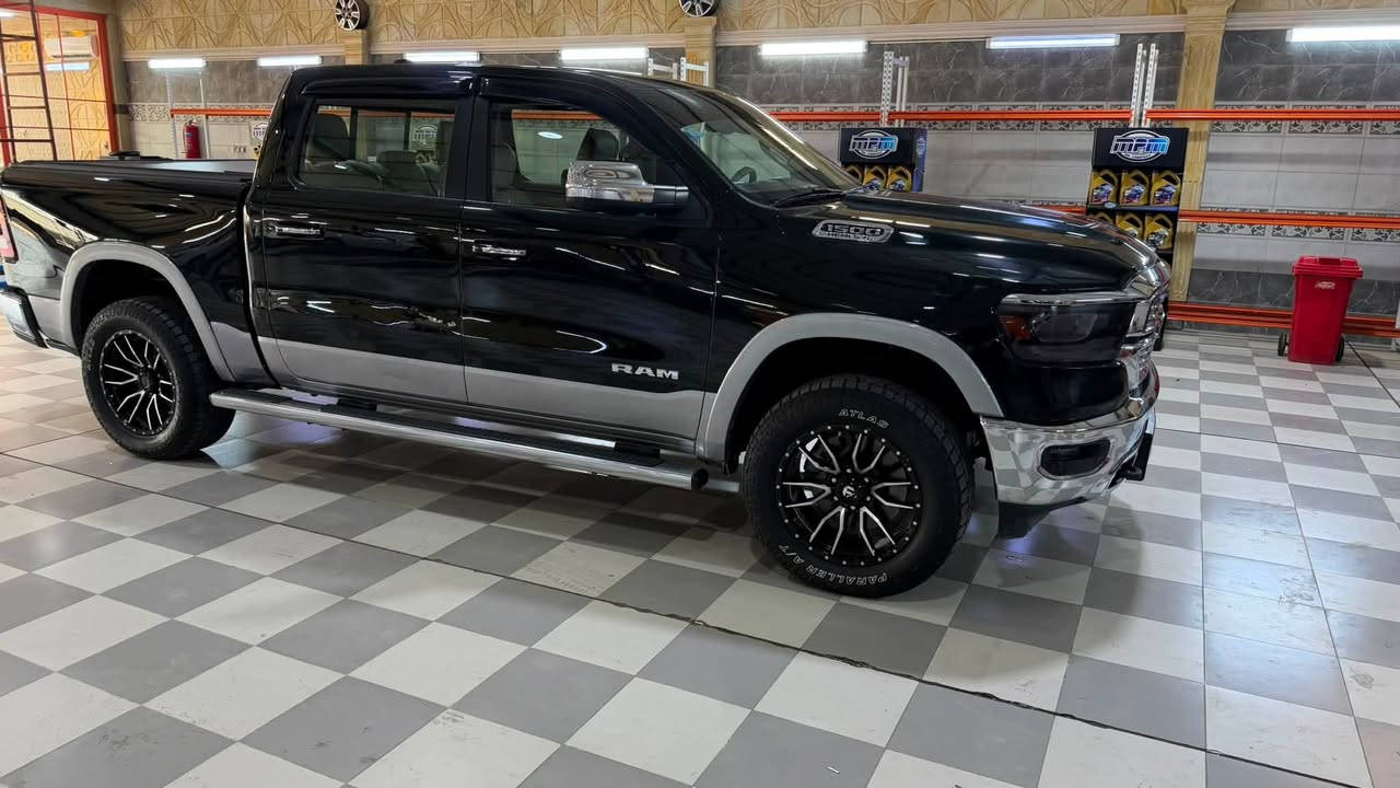 رام وارد خليجي*
مواصفات RAM 1500 موديل 2019*
*المحرك*: 5.7L HEMI V8 eTorque
*القوة*: 395 حصان تقريباً
*الكير*: 8 سرعات أوتوماتيك
*الدفع*: 4x4
- *المقاعد*: جلد + تدفئة وتبريد امامي
- *الستيرن*: تدفئة + تحكم
- *السقف*: فتحة سقف بانوراما 
- *البانزين*: 26 غالون ~ 98 لتر
- *السحب*: توصل 11,500 lbs تقريباً
- شاشة 8.4" او 12" لمس + كاربلاي
- تشغيل عن بعد
- حساسات امامي خلفي + كاميرا
- مرايا تدفئة وطي كهربائي
- تبريد دبل زون عنوان بلد صلاح الدين ستفسار رقم ***********
