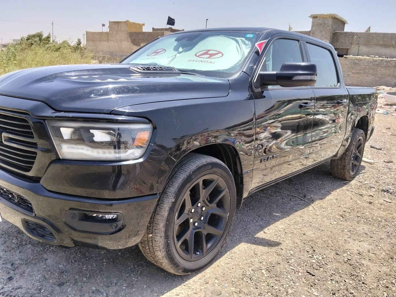 السلام عليكم
لارامي موديل 24
رقم بابل
حادثها بسيط 

فول مواصفات 
بانورما
ويل 22
شاشه كبيره
محرك هيمي 5700
كشنات جلد 
حساسات اماميه وخليفبه
وبعد هواي مواصفات 
رقم الهاتف ***********
