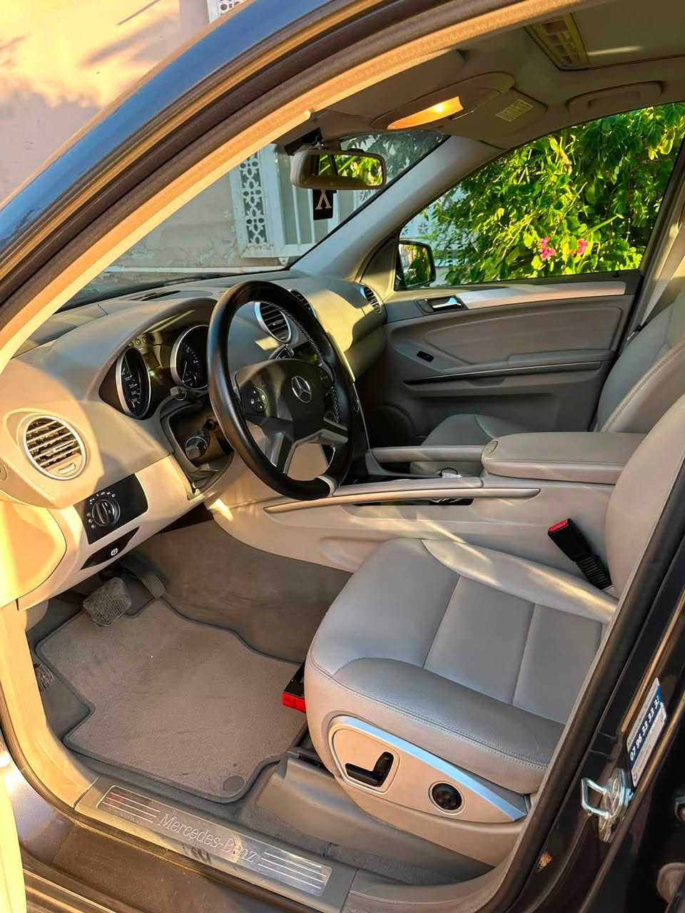 مرسيدس بنز ML 350 موديل 2011
- محرك 6 سلندر
- محرك وكير شرط كلة وضع الشركة 
- ماشية 104 km
- رقم بغداد 
- الصدر والتخم والتايرات والحدادية والتبريد كلها شرط
- السيارة بدون أي نقص

المواصفات:

- فول مواصفات

المكان: بغداد
رقم هاتف ***********
