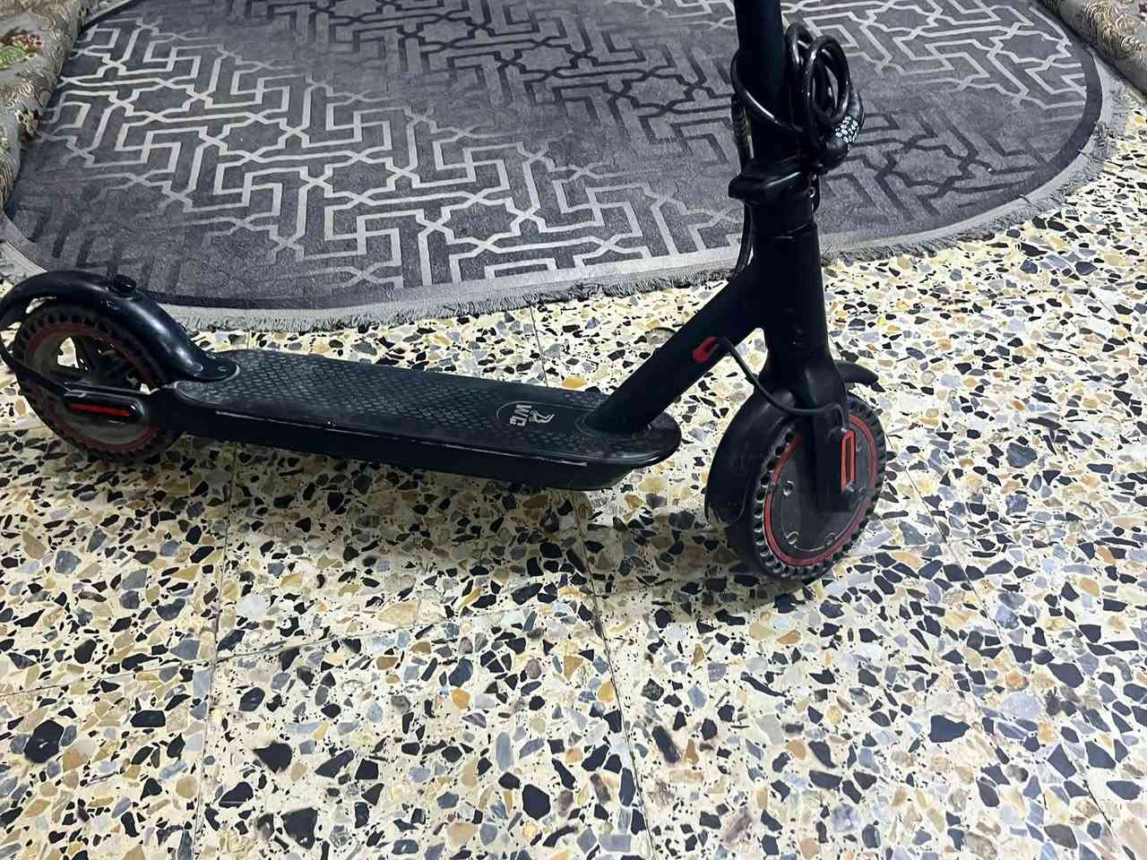 سكوتر 🛴 حجم كبير يتحمل جميع الوزان   جديد  هوه وشاحنه مالته  كامل ويا قفل 🔐 سعره ٣٠٠ وبي مجال كربلاء جاير ***********

