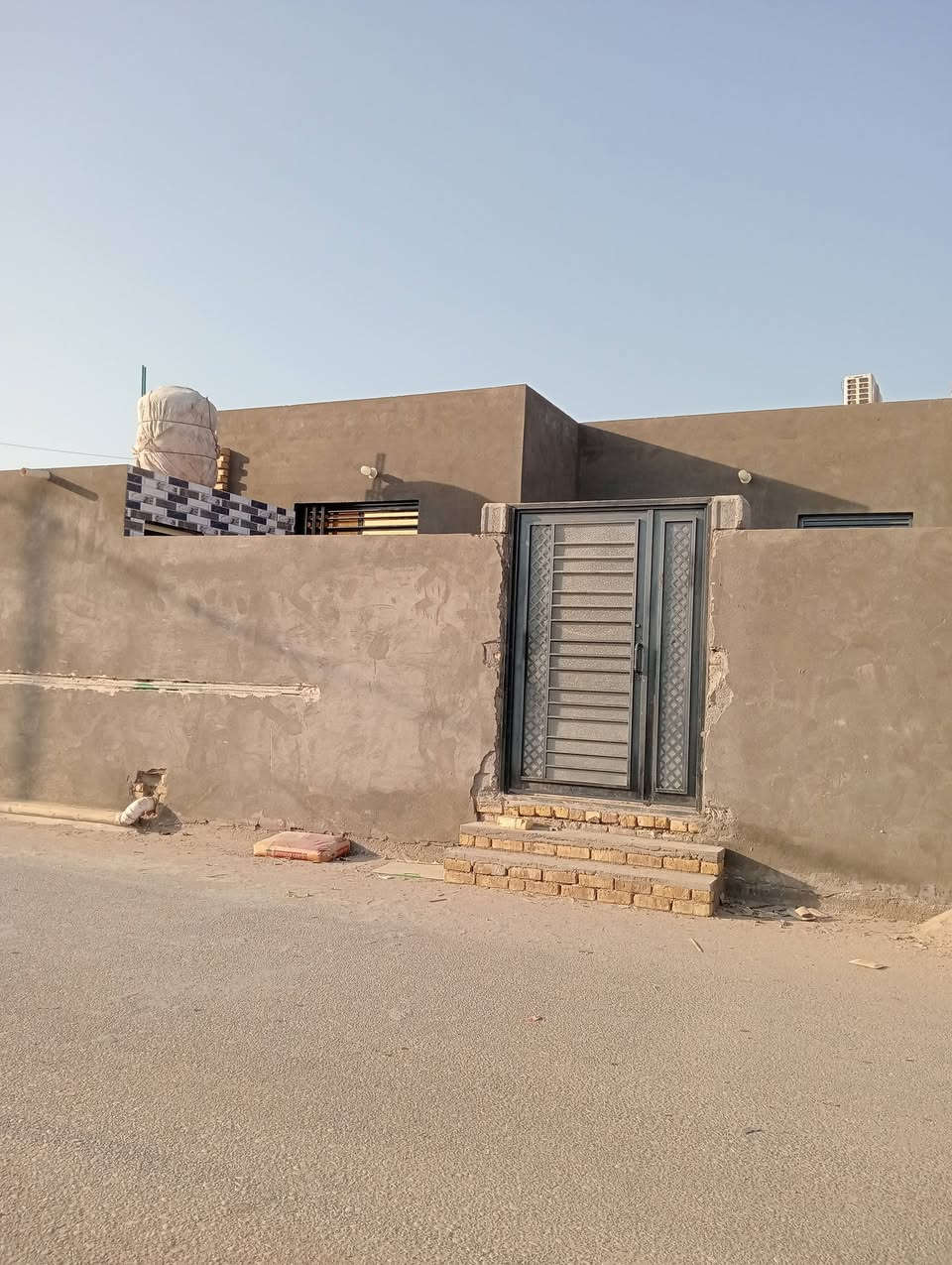 السلام عليكم اخوان بيت للبيع زراعي المساحه 320 خدمات كامله العنوان منطقه البوعظم صوب الشاميه بين الجسرين على طريق الفضليه الاستفسار على الرقم أو واتساب ***********
