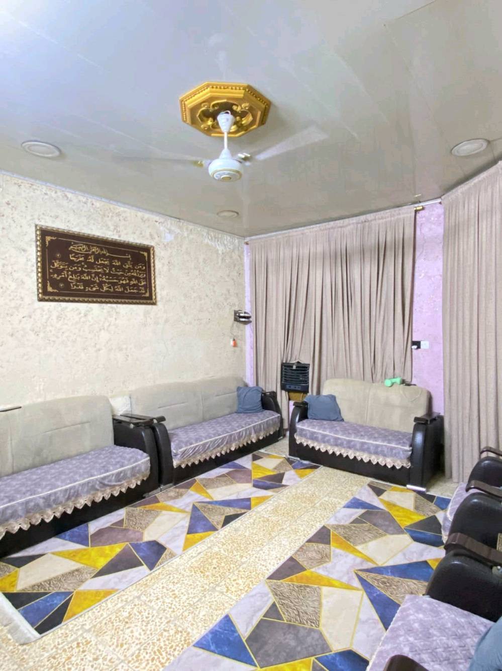 بيت زراعي 117مساحة 140 متر على شارعين المكان بغداد الزعفرانيه منطقه زوراء قرب مجسر جديد(مجسر اسواق مريم) يبعد عن شارع لعام 150 متر بيت بناء بلوك وعگاده بيت جاهز تريد تكعد بي تريد تفلش وتبني مشتملات بيت موقعه حلو على شارعين يعني اذا تفلش تبني بيوت ثنين سعره 65 وبي مجال ***********