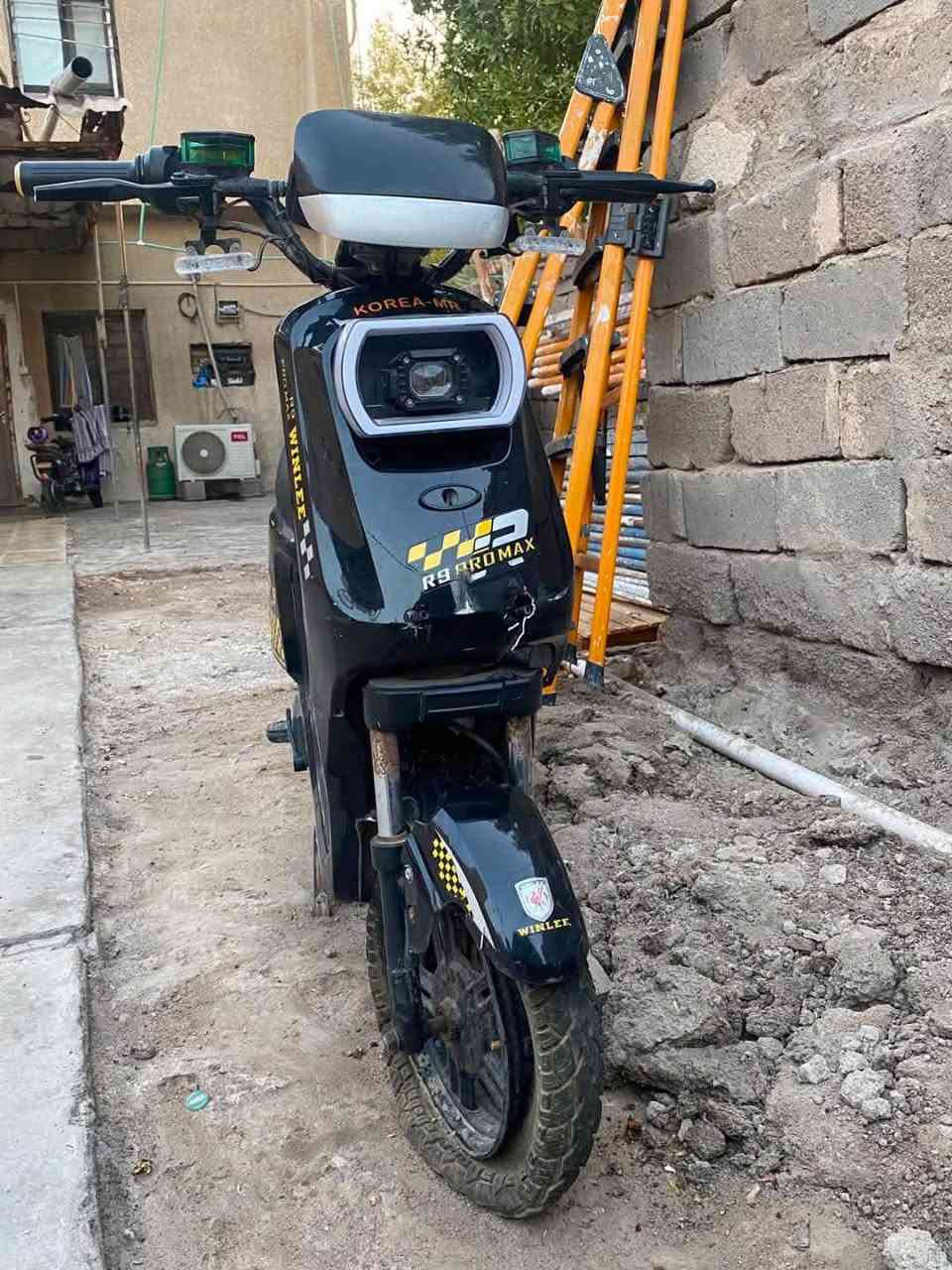 سلام عليكم ار ٩ للبيع موضح بصوره البيها مجرد تاير كدام كلها شغاله سعر ٢٥٠
***********
