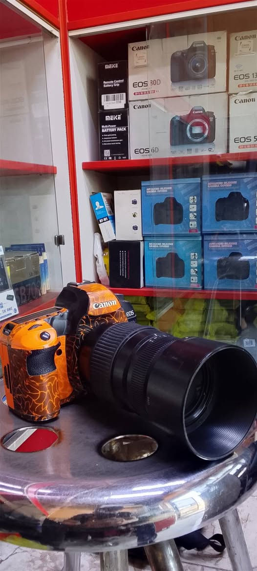 كانون 5D Mark2 غنية عن التعريف
كامرة نظيفة وياها عدسة 70-300 الرياضي 
عالفحص و عالضمان اي شي بيهة مرجوع
وياهة رام سي اف 16 گيگا و شاحنة و بطارية و حزام و حقيبة
السعر 500 و بيهة مجال بسيط 
مكاني بغداد
واتساب ***********
