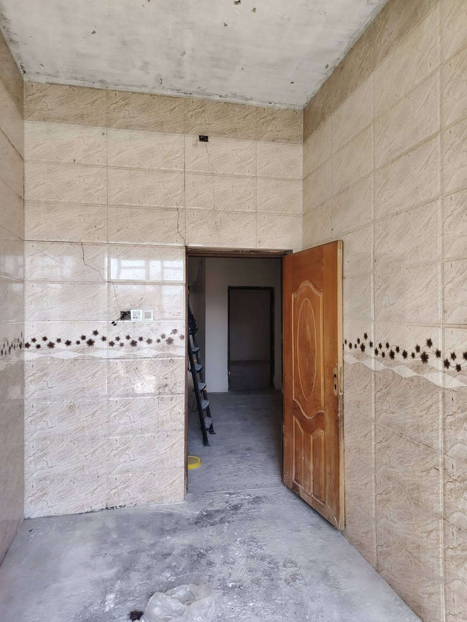 على بركة الله وتوفيقه ورضوانه___
مشتمل للأيجار 125m  خلف شارع ابوالنسور
ألارضيه صبه من مميزات المشتمل يطل على ساحه
شارع تبليط بدل ألايجار 250 ألف غير قابل للتفاوض
للمعلومات أكثر زورو مكتبنا #خليج #العرب #للعقار على شارع أبوالنسور قرب أسواق الجامعه

أرقام المكتب:
_______***********
__________________***********
_____________________________***********
