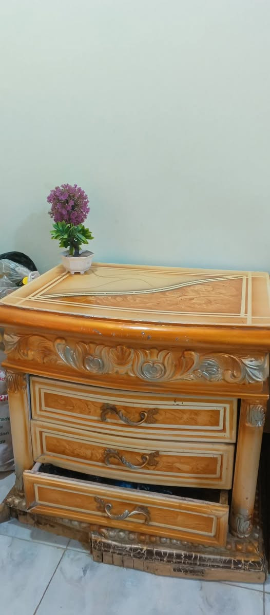 غرفة نوم كويتي مكونه من كنتو 6 بيبان میز مرايه جربايه ميز صغير 2 بدون مندر میز مرايه بي كسر قليل مثل ما واضح بصوره سعر 750 وبيها مجال مكاني الزبير حي الصحفيين ***********
