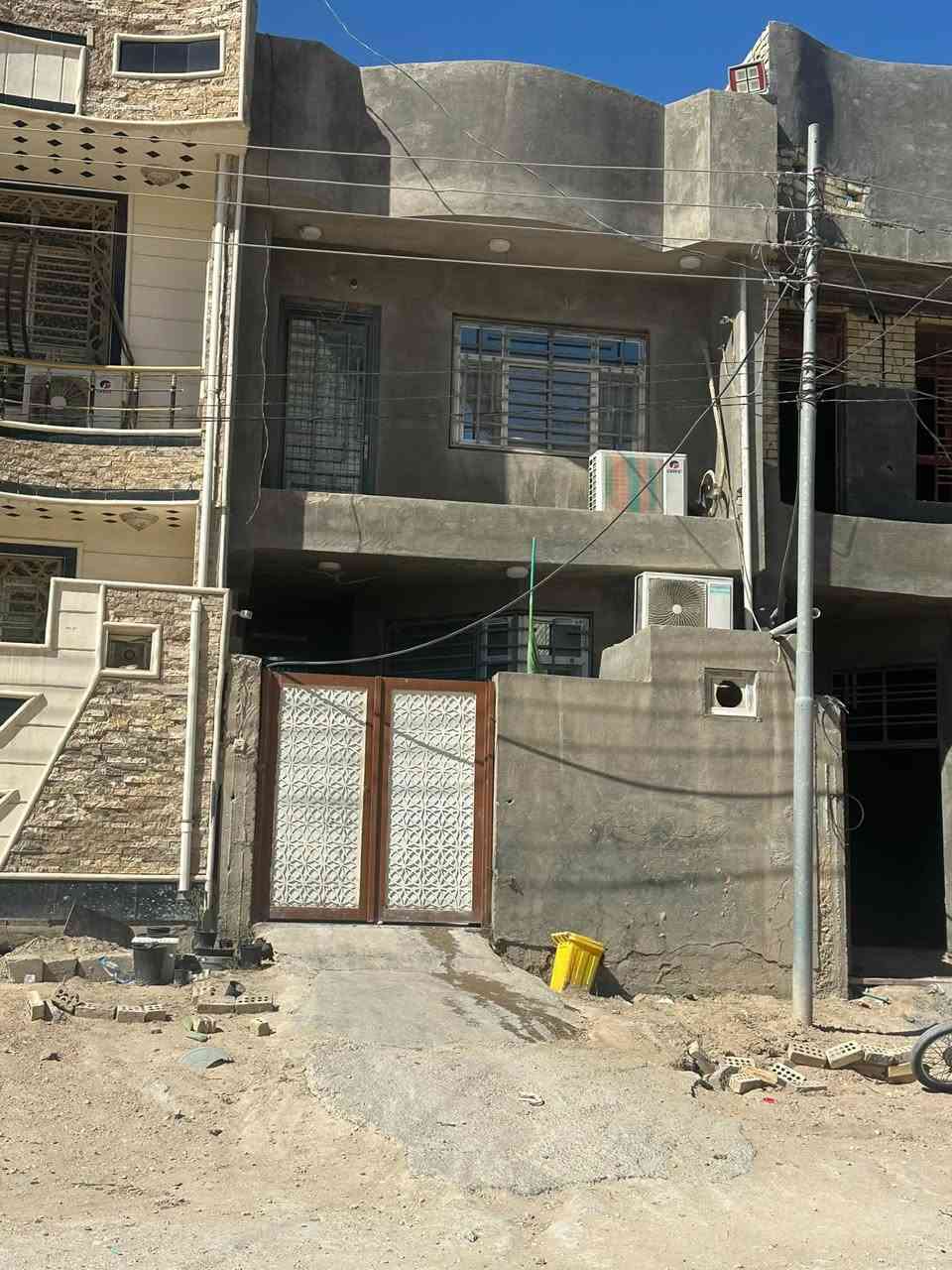 دار للبيع في كربلاء حي القدس المساحة ١٠٠ م٢ ملك صرف بسمي
طابق و نصف غرفتين نوم وصالة ومطبخ واستقبال وصحيات داخلي وخارجي بناء ٢٠١٩ طابوق جمهوري  
للاستفسار أكثر يرجى الاتصال على الرقم ***********
