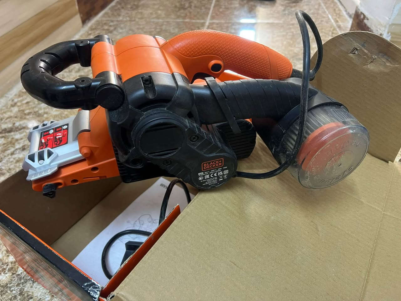 للبيع: ماكينة سنفرة شريطية خشب من BLACK+DECKER (أصلية) 🛠️✨
تعديل وتنعيم الأسطح الخشبية صار أسهل وأسرع مع ماكينة السنفرة الاحترافية من شركة بلاك أند ديكر (موديل KA88).
المواصفات والفيوز:
 القوة: محرك قوي بقدرة 720 واط لإنجاز المهام الثقيلة بسرعة عالية.
 التصميم: مقبض أمامي مريح بعدة وضعيات لتسهيل التحكم أثناء العمل.
 الوصول للحواف: غطاء أمامي قابل للتعديل يخليك توصل وتسنفر قريب جداً من الحواف والجدران بدون ما تجرحها.
 الاستخدامات: مثالية لتنعيم الأبواب، الطاولات، الأرضيات الخشبية، وإزالة الطلاء القديم بسهولة.
 نظام الشد: تغيير شريط السنفرة وسلس وبسيط بدون تعقيد.

📌 الملحقات: الكارتون والأوراق الأصلية متوفرة.
💰 السعر المطلوب: [100 الف] وبي مجال للشراي
📍 الموقع: [كركوك]
📞 للتواصل والفسار: [*********** أو تواصل عبر الخاص]
