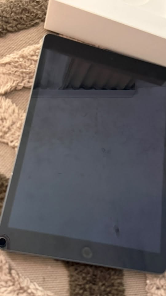 ايباد 9 كامل ملحقات كارتونه وراس شاحنة وممبدل بي ولا قطعه نظيف شاصي نظافة ١٠٠٪؜ تاخذة عالفحص 
سعره ٢٧٥ الف ذاكرة 64  مكان بغداد الحرية تواصل واتساب ***********
