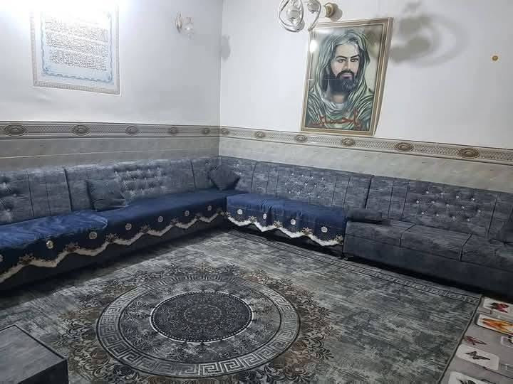 السلام عليكم بيت للبيع في كربلاء المقدسه عله طريق معملجي خلف مدارس العتبه العباسيه مدرس العميد مساحه البيت 100متر طابقين طابق ال اول صاله ستقبال غرفه مطبخ منور صحيات دخليه خارجيه طابق ثاني صاله ثلاث غرف نوم معا صطح وجهت البيت 10اب 10متوفر كلشي يمك مسواك مدارس بي نت ضوي بي كهرباء ماي مجاري كلشي متوفر بي خط سيارت لل امام عليه سعر تصال وتدلل 
رقم مبايل ***********
