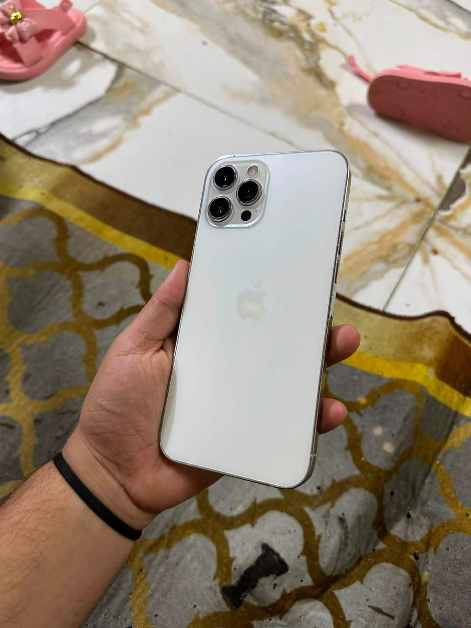 للبيع او مراوس - ايفون 12 Pro Max
*الذاكرة*: 128GB
*البطارية*: 100% مستبدلة تفصيخ شرط
*اللون*: الابيض
*النسخة*: شرق اوسط ماستر
*الشغال*: اتصال ✔️ سيم كرت ✔️ فيس ايدي ✔️ كامرات ✔️ واي فاي ✔️
*العطل*: الفلاش ✖️
*الشاشة*: بيها 3 خيارات مال تفصيخ - فطر ناعم كلش ميبين
*الباقي*: مكفول تجي تفحص لحد ما تمل
*السعر*: 275 ألف وبي مجال
*المكان*: بغداد - مدينة الصدر
*توصيل*: ماكو
*للتواصل*: ***********
*ملاحظة*: شعندك مراوس نزل
