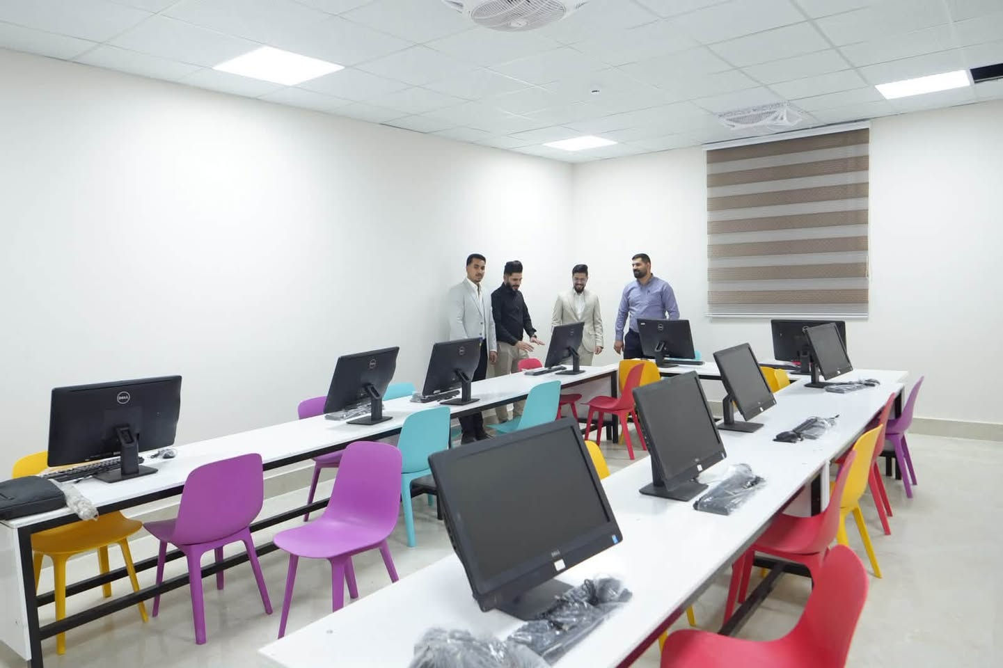 ضمن جهود نقابة المهندسين العراقية – فرع ذي قار / لجنة العقود الصفرية
 لتقديم خدمات ومزايا لأبناء المهندسين، تمت زيارة إعدادية المهندس المهنية للبنين والبنات من قبل رئيس لجنة العقود الصفرية المهندس علي سليم صبار المشرفاوي ونائب رئيس اللجنة المهندس حسن جاسب الوائلي ، حيث تم الاتفاق على منح خصم بنسبة 15% لأبناء المهندسين.

وشملت الزيارة الاطلاع على المختبرات والتخصصات المهنية المتوفرة في الإعدادية، والتعرف على الإمكانيات التعليمية والتدريبية المتاحة للطلبة.

🔹 طريقة الاستفادة من الخصم:
يتم إبراز هوية نقابة المهندسين العراقية سارية المفعول لولي الأمر عند التسجيل .
للتواصل مع ادارة المدرسة  ***********
العنوان :- الناصرية - سومر - نهاية شارع البلديات - مجاور ملعب الارامل ومدرسة القدس
خطوة جديدة ضمن مسيرة لجنة العقود الصفرية لخدمة المهندسين وعوائلهم وتوفير مزايا تعليمية لأبنائهم.

نقابة المهندسين العراقية – فرع ذي قار
لجنة العقود الصفرية
