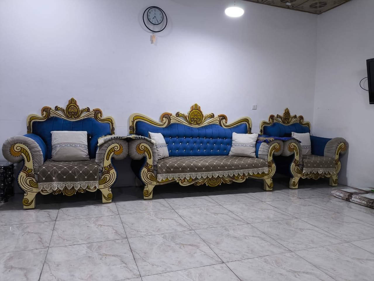 السلام عليكم تخم 10مقاعد مع سيت  طبلات السعر 300الف التخم كلش نضيف المكان الفلوجه جفيفي الاولئ 
***********
