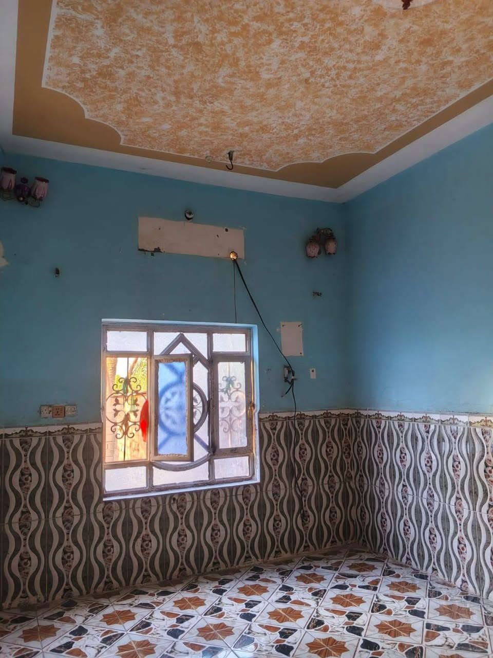 السلام عليكم بيت للبيع مساحه 600 متر من ظمنه قطعه و20 نخله ع شارع العام منطقة الخليليه قرب مدرسة الفارس الاستفسار عن هذا رقم ***********
