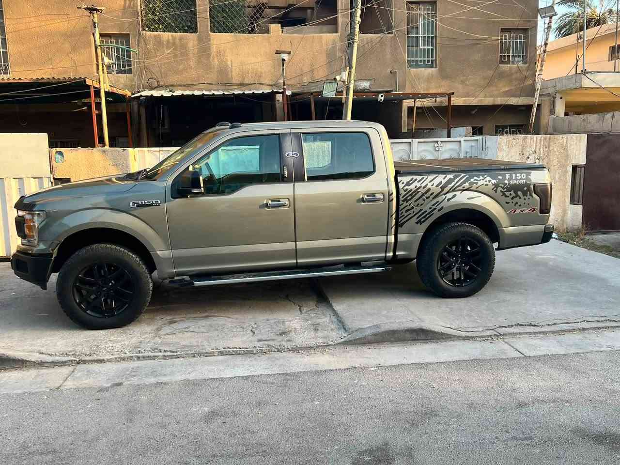 سلام عليكم 🫡 ورحمة الله فورد f-150.xlt موديل 2020  ماشية 87 الف كيلو متر   مكينه 2700 دبل توربو 4x4 حادثها تبديل بابين ايمن وجاملغ امامي سيارة جديدة وحلوة سعرها 200 بيع فقط بدون مرواس مكانها بغداد الوزيرية ***********
