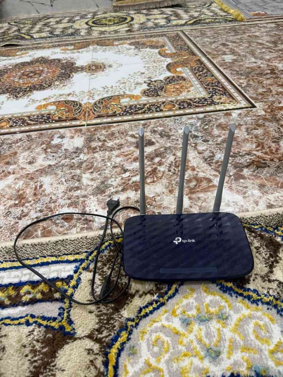 منظومة انتريت كامل نظيفة جدا  تكون من : 
صحن انتريت  مع واير 20 متر 
راوتر TP-Link Archer C20 مع محلقاته

خاص موجود وهاذا رقمي اسيا *********** واتساب موجود عمارة, ميسان
