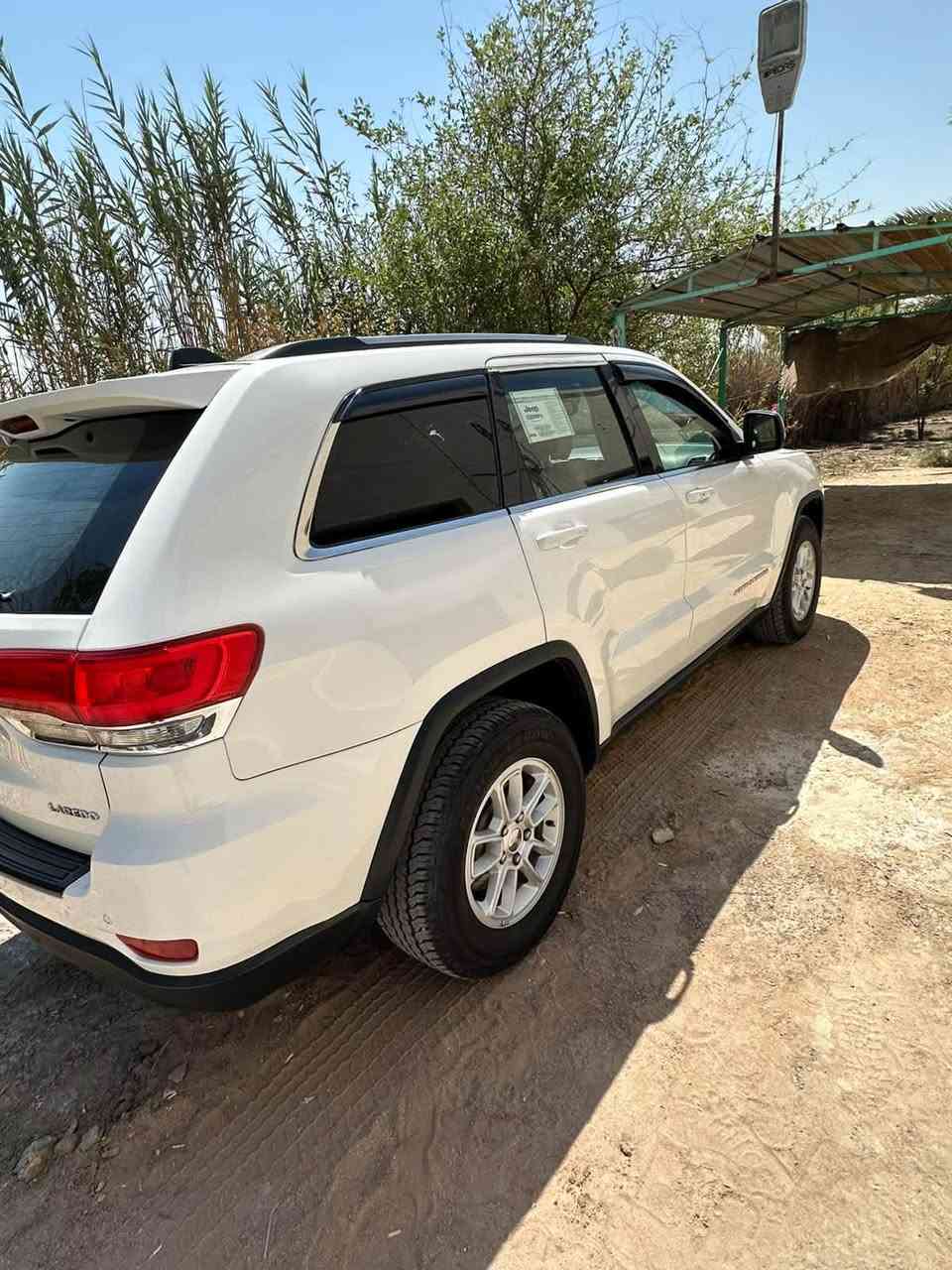 جيب لاريدو  2016 ما ناقصهة اي شي 
بيهة صبغ البيبان جهة الصدر والجاملغ الخلفي جهة الصدر 
السعر 160 وبيهة مجال  للامانه السياره كاعده ونصبتهة حلوه ‭***********‬
