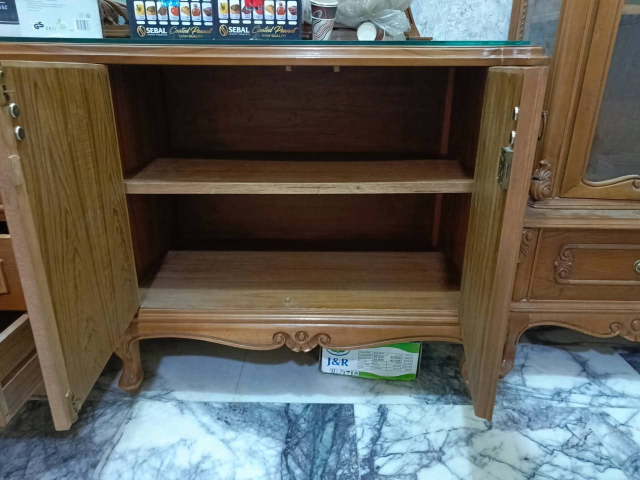 بوفيه ضخم • واجهة زجاجية • مرآة