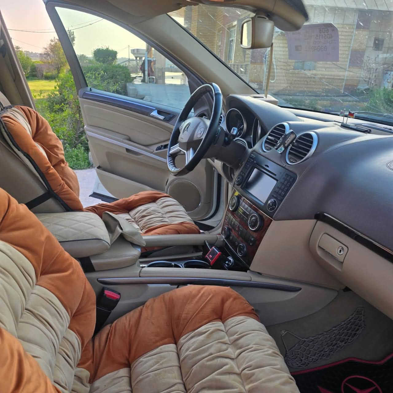 السلام عليكم 
مارسدس GL450 موديل 2012 خليجي فول مواصفات مابيهه اي ضرر 
١.ثلاث قطع تدفئه و تبريد 
٢.كشنات مساج 
٣.حفظ ميموري 
٤. جكات شغاله
٥.فتحتين بنوراما 
و بعد هواي مواصفات 

السعر ١٧٥ ورقه ر بيهه مجال 

المكان /ديالى / الخالص 

الرقم / ***********
