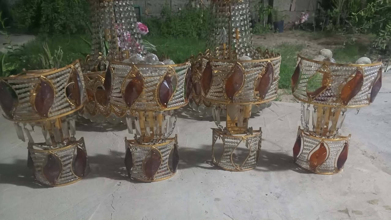 ثريات نضيفات بدون نقص للبيع***********
