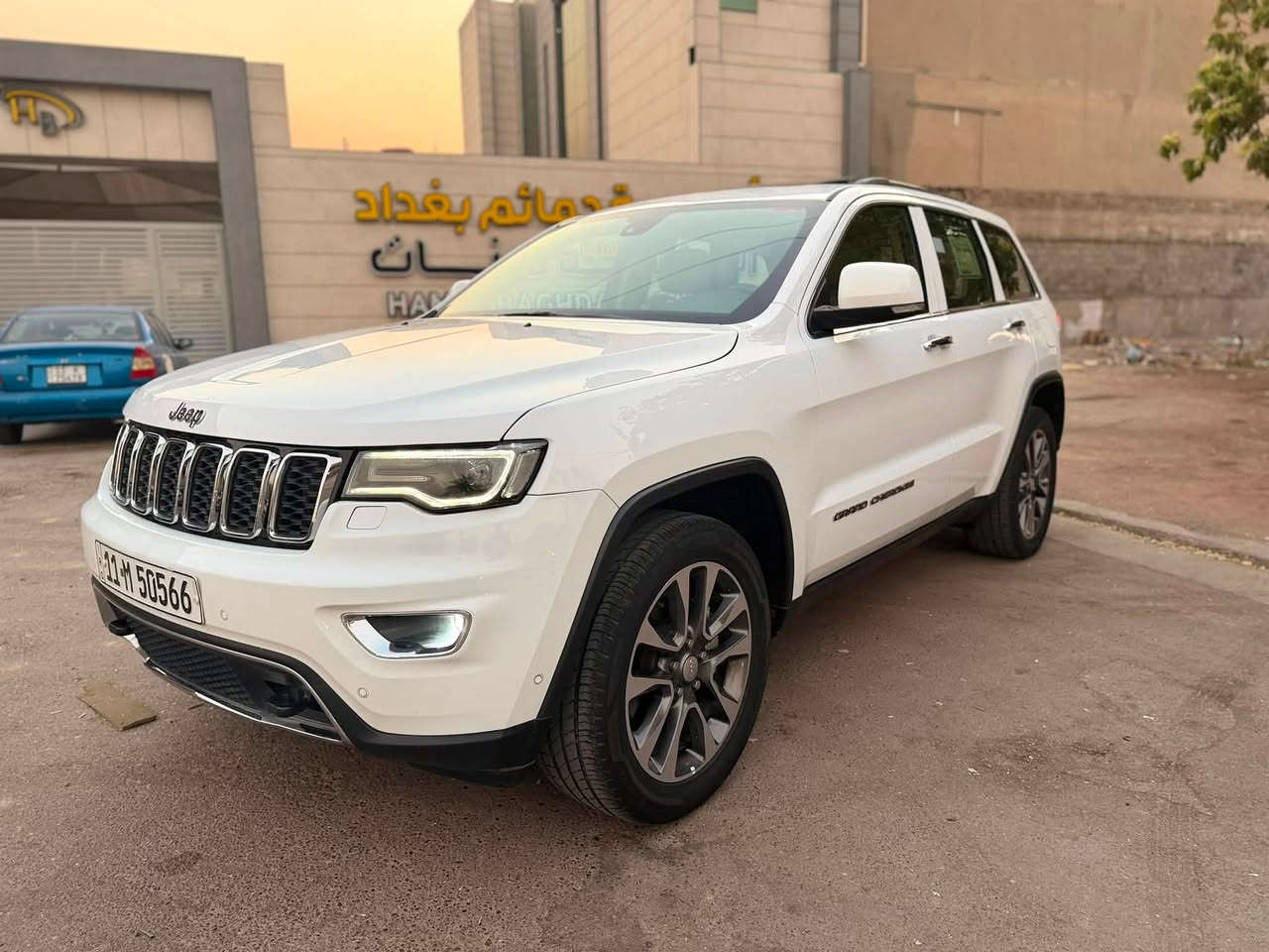 السلام عليكم جيب لمتد موديل 18 ماشبه 55 الف ميل وكالة هارلم ملاحظه بيه بارد بلجنطه ماشر عليه 
بصمه 
بانوراما 
كراسي 2 كهرباء 
ستيرن كهرباء 
خزن ميموري 
دمام خلفي 
كشنات حار بارد 
ستيرن تدفئه 
فور ويل ماوس 
تشغيل عن بعد 
شفتات ستيرن 
مري شفط وقلاب 
حساس امامي خلفي 
اطفاء ذاتي 
اوتو ستوب 
فول تحكم ستيرن 
شاشه كار بلي 
سيدي چنجر 
جنطه كهرباء 
مكان السياره بغداد السيديه 
السعر 25 الف دولار 
*********** ليث
