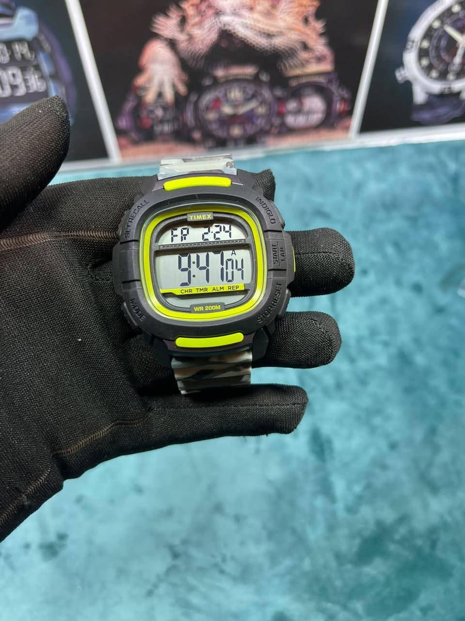 سلام 

الوصف
ساعة Timex TW5M26600 بتصميم رياضي وعصري، مناسبة للاستخدام اليومي والأنشطة المختلفة. تتميز بواجهة واضحة وسهلة القراءة، مع هيكل عملي وحزام مريح يمنحها ثباتا جيدًا على المعصم تجمع الساعة بين الطابع الرياضي والمظهر العملي، وتناسب الرجال الذين يبحثون عن ساعة متينة وعملية للاستخدام اليومي

المعلومات الأساسية
قطر47 مم
سمك15 مم
مادة السوار مطاط
عرض السوار20 مم
مادة الهيكل الراتنج
نوع الزجاج المعدنية
مقاومة للماء حتى 200 متر
نظام 12/24 ساعة
إضاءة INDIGLO
عرض التاريخ واليوم
شكل مربع
كوماند 
عنوان بغداد مدينة - الصدر الاروفلي
جميع الساعات اصلية معا ضمان
توصيل لجميع المحافظات
التوصيل واتساب ***********
