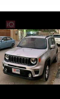 للبيع جيب رنيجيد 2020 محرك 2400 ماشيه 36 الف ميل  الضرر جنطة والجملغات...