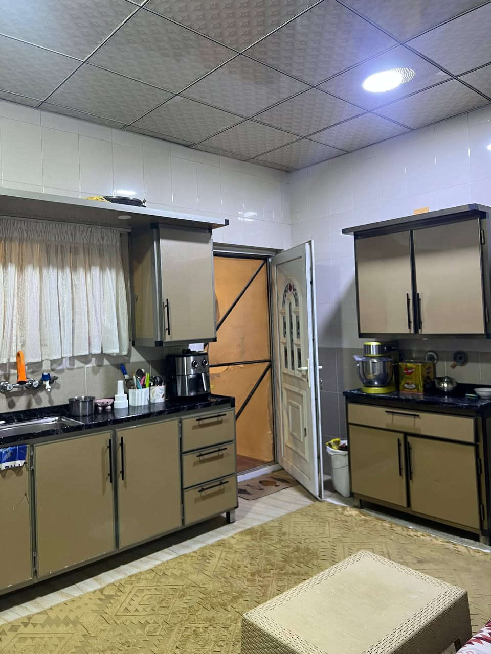 دار للبيع في مجمع الفاروق 1 المرحله الأولى مساحته 200م طابقين الطابق الأول غرفتين وصاله وديوانيه ومطبخ وحديقه وحمام 
الطابق الثاني غرفتين وصاله وحمام السعر 175مليون قابل للتفاوض للاستفسار الاتصال على الرقم ***********
