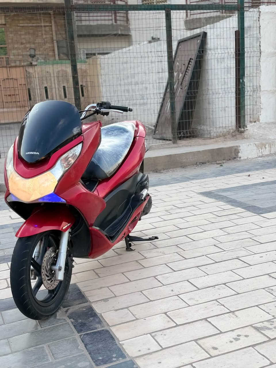 سلام عليكم اللبيع دراجه pcx جيل لأول ياباني الأصلي نوزل خطين ستان كهربائي  حساس ازدحام شلعه معدل خير من الله دراجه مال رمبه  حجم المكينه 125    كهربائيات كله شغال دراجه مكفوله كفاله عامه   أي نقص مابيه الدراجه جديده السعر مليون 300 وبيه مجال المكان بغداد الدوره الرقم ***********
