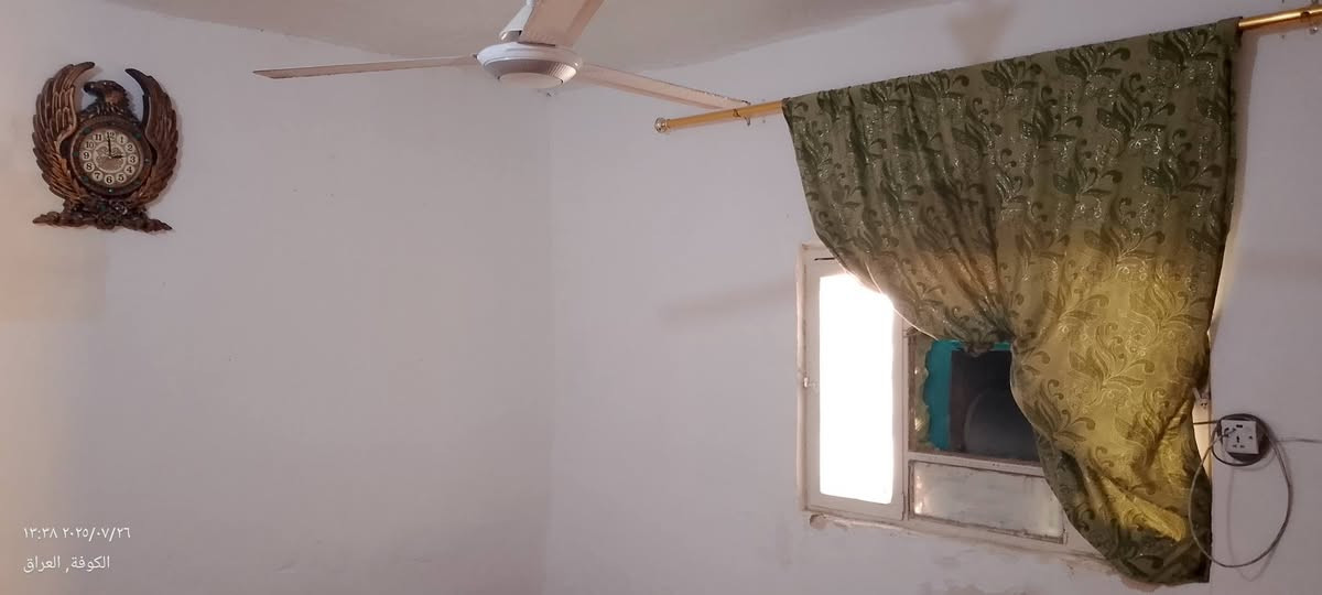 دار للبيع المساحه 100 كامل  بي غرفه صاله مطبخ واستقبال وتخاريج مقابل قرية الغدير شارع المؤسسه السعر 18مليون وبي مجال رقم صاحب الدار مباشر ***********
