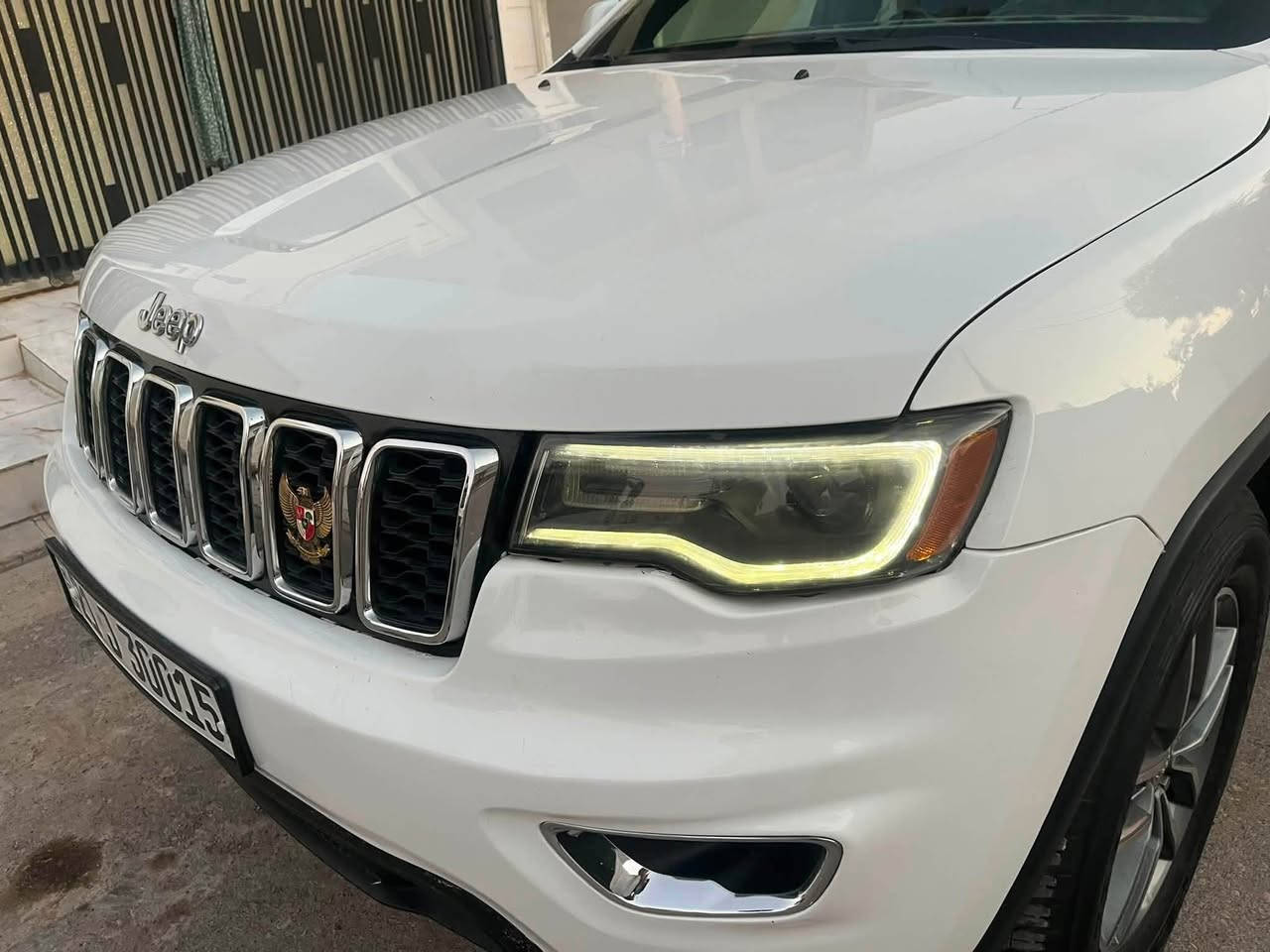 مواصفات السيارة:
الموديل: 2017
 الفئة: لاريدو (Laredo)
 المواصفات: وارد أمريكي
 المحرك: 6 سلندر (3.6L Pentastar) قوي واقتصادي
 ناقل الحركة: أوتوماتيك 8 سرعات
 نظام الدفع: رباعي (4WD) / 4x4
 اللون: [أدخل اللون هنا]
المميزات والتجهيزات:
 شاشة لمس مع نظام ملاحة وبلوتوث
 كاميرا خلفية وحساسات مساعدة عل الركن
 تشغيل عن بُعد ونظام بصمة (دخول ذكي)
 تكييف رقمي ممتاز (مركزي)
 كشافات ضباب وتصميم خارجي هيبـة
 أنظمة أمان متكاملة (ABS، نظام الثبات الإلكتروني ESC)
 غمارة داخلية واسعة ونظيفة جداً
الحالة العامة:
 الميكانيك والمحرك بشرط النظافة وجاهزية تامة.
 التبريد ممتاز والأونصة شغالة 100% صونر موجود بي كوبون بنزين كركوك
سعره165 $
***********
***********
مكان كركوك
