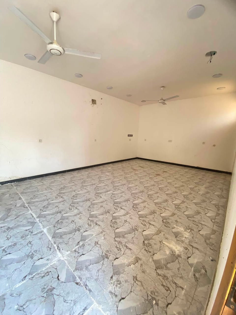 دار لإيجار مساحه 225متر يحتوي على غرف نوم(1) 🛌 +ستقبال+مطبخ+كراج اوحديقه +صحيات عدد ٢ 📍العنوان بغداد الدوره مدخل البوعيثه شارع المجزره خدماته ماء او كهرباء اوتبليط الاستفسار *********** سعره 600قفل
