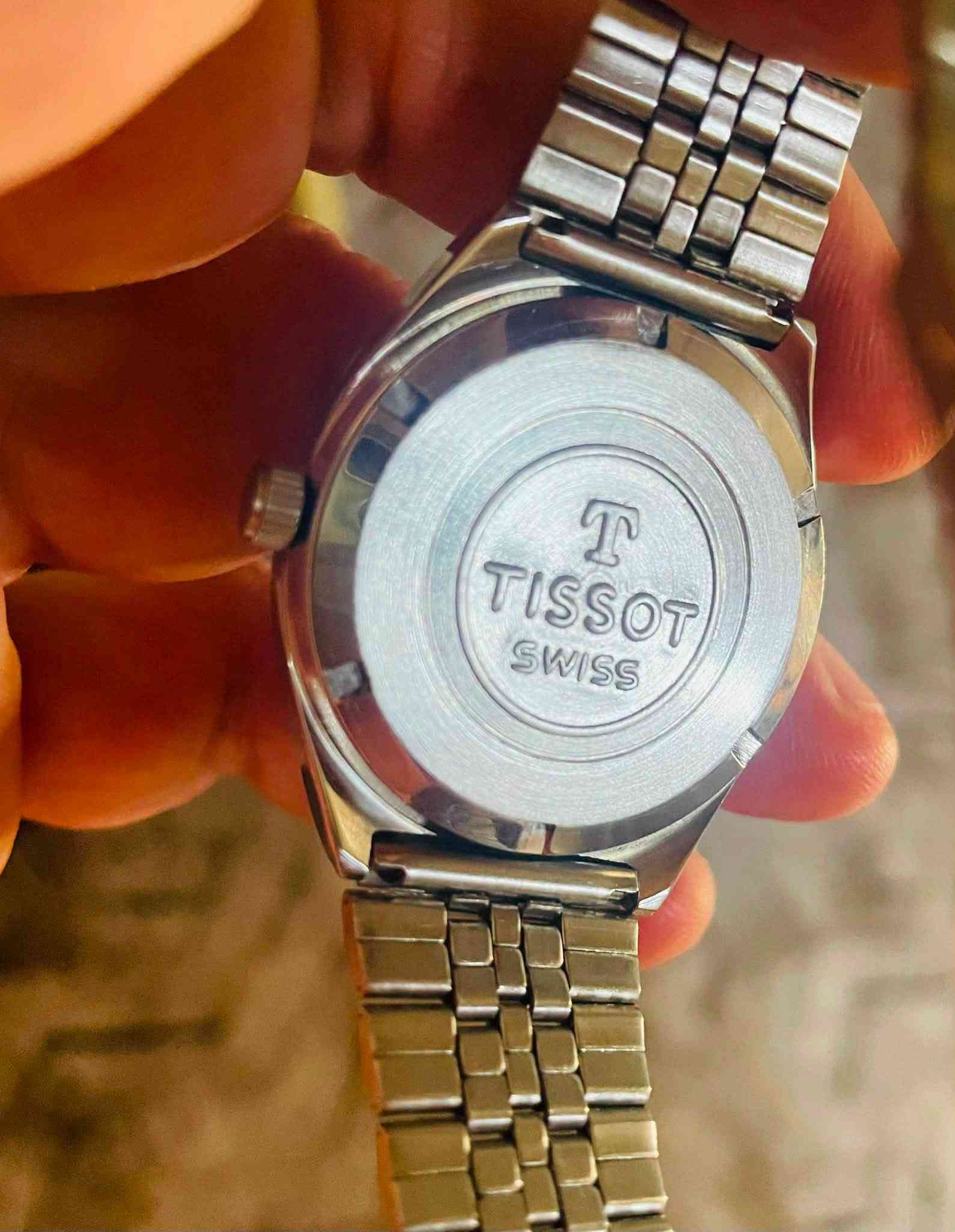 ساعةتيسوت( Tisot) سىويسري أصلي( فنتج قديم)
انتاج عام 1973 حتى عام 1978
حركة الساعة نصب تكويك
تحوي على(17) حجر 
قطر الساعة(37) ملم
المينا تتميز باللون الأزرق الداكن 
لون الفواصل والعقارب فضي 
مضيئة بالظلام( لامينوس)
الهيكل والسوار مصنوعان من الفولاذ المقاوم للصدأ( ستانلس ستيل)
الساعة بلادية بالكامل
نظافة الساعة تامة
وقت جداً جداً مضبوط
السعر 160 ألف 
للمهتم خاص ***********
المكان كركوك يوجد توصيل
