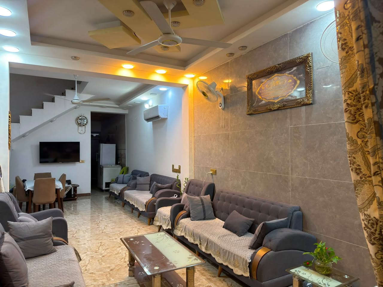 سلام عليكم 
بيت للبيع بمساحة 100متر 5x20
منطقة حي الفارس جهة الملعب 
البيت طابقين 3غرف نوم 
4صحيات واستقبال مفتوحه على الصاله
ومطبخ البيت نظيف جداً 
ديكورات مغربية ونظام سبالت دفن
ونظام كامرات دفن وغاز دفن 
البيت مطلوب اسكان 16مليون 
للتواصل ***********
