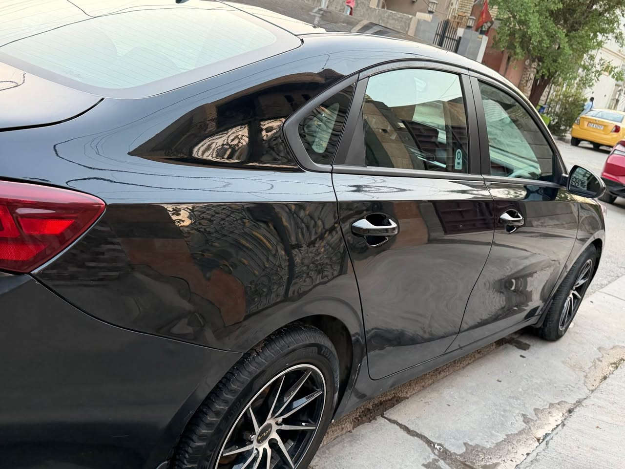 السيارة بيهه صبغ جاملغ خلفي مع دعامية 
مكانها حي الجهاد 
*********** بغداد, العراق

نص مكتوب في الصور:
- X-RAY CAR لفحص السيارات *********** المحرك فتح كيس ناقل الحركة سليم الكهربائيات سليم الملاحظات