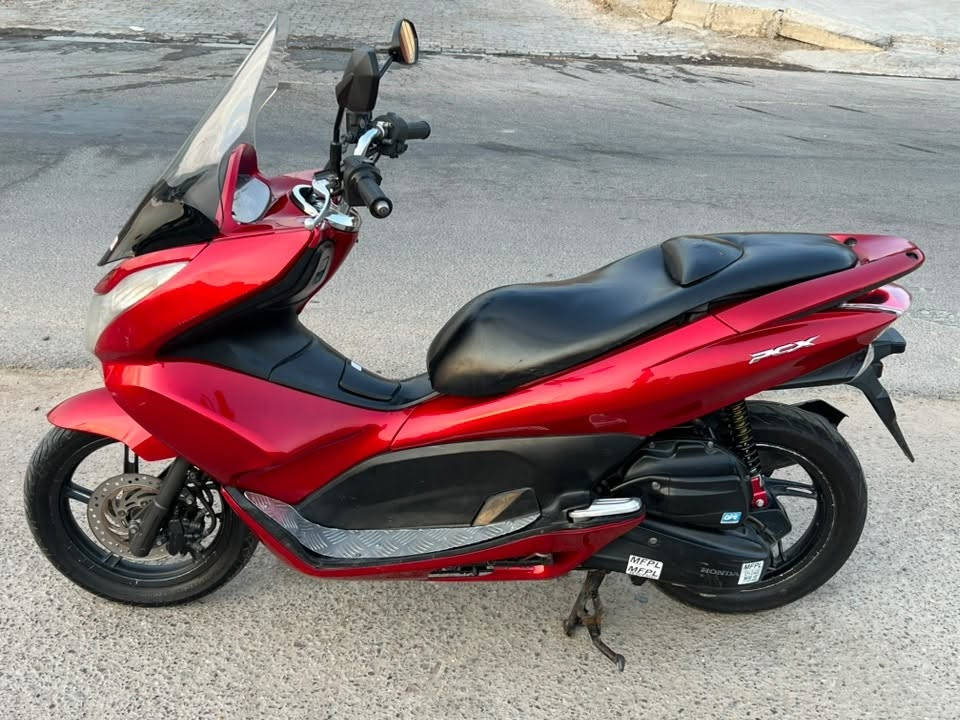 السلام عليكم
دراجة PCX جيل اول للبيع ياباني Jf مال رنبه 

محرك 150 حرف A  جامه طويله 

كفالة محرك  ماشيه 18

 

كلشي شغال حساس ازدحام حساس استان 

السعر مليون و 500 

 ***********  مدينه الصدر
