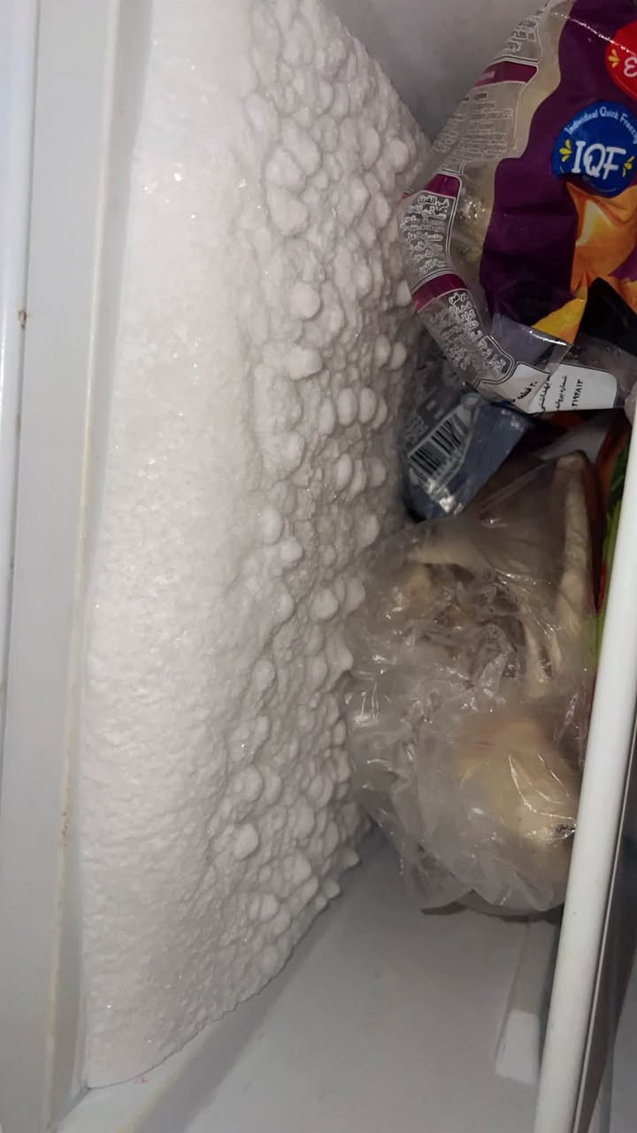 ثلاجه لبيع حجم وسط مشتريته ٣٥٠قبل شهرين  تبريده يخبل الله شاهد ومستعجله ع بيعته ب٢٢٥قفل تواصل عله هاذا رقم ***********
