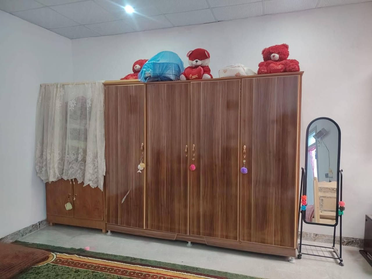بيع مستعجل كونتر مترين ونص ويا سنك خشب درجه اوله.
كنتور 3متار.  للبيع.جديد.  ا. هذ رقم صحبهن  حي العسكري
***********
