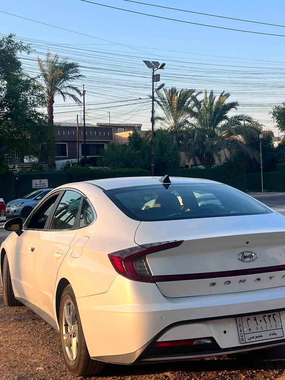 سوناتا ٢٠٢١
رقم بغداد لون ابيض مواصفات عاديه 
كير دكم حساس امامي رادار امامي قياده ذاتيه تحديد مسار 
كروز  سرعه  هاندبريك بصمه
تخم تاير جديد 
 حادث خلفي جنطه  وشبر بالجاملغ 
وبيها كلير من امريكا صفحه السايق منعده الجاملغ الامامي 
مكاني الغزاليه بغداد 
سعرها ١٣٧ وبيها مجال 
***********
