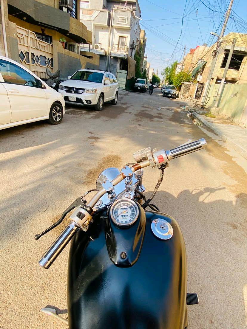 السلام عليكم
ياماها دراك ستار 400 بدون رقم
موديل 2002 سبورت 
الدراجة سبورت، كاردن مو زنجيل، وانسى صوت الزنجيل.
• بيها مقابض جمجمة
• تانكي داخله جديد وبلادي
• كب أمامي وخلفي فايبر كلاس
• استراحات أمامي وخلفي
• دبلات أمامي وخلفي، خير من الله
• بريك أمامي وخلفي شغالات
• تاير أمامي وخلفي نقشة وحدة وبحالة ممتازة
• كير ومكينة كفالة عامة
• الكهربائيات كلها شغالة
• كزوز كاتم بلادي، خرسة الدراجة ما شاء الله
• بيها إدامة كاملة ومعتنى بيها
النواقص: صفاحية اليمنة فقط.
السعر: مليون و500 ألف، والشراي يدلل.
المكان: بغداد – الحرية
للاستفسار: ***********