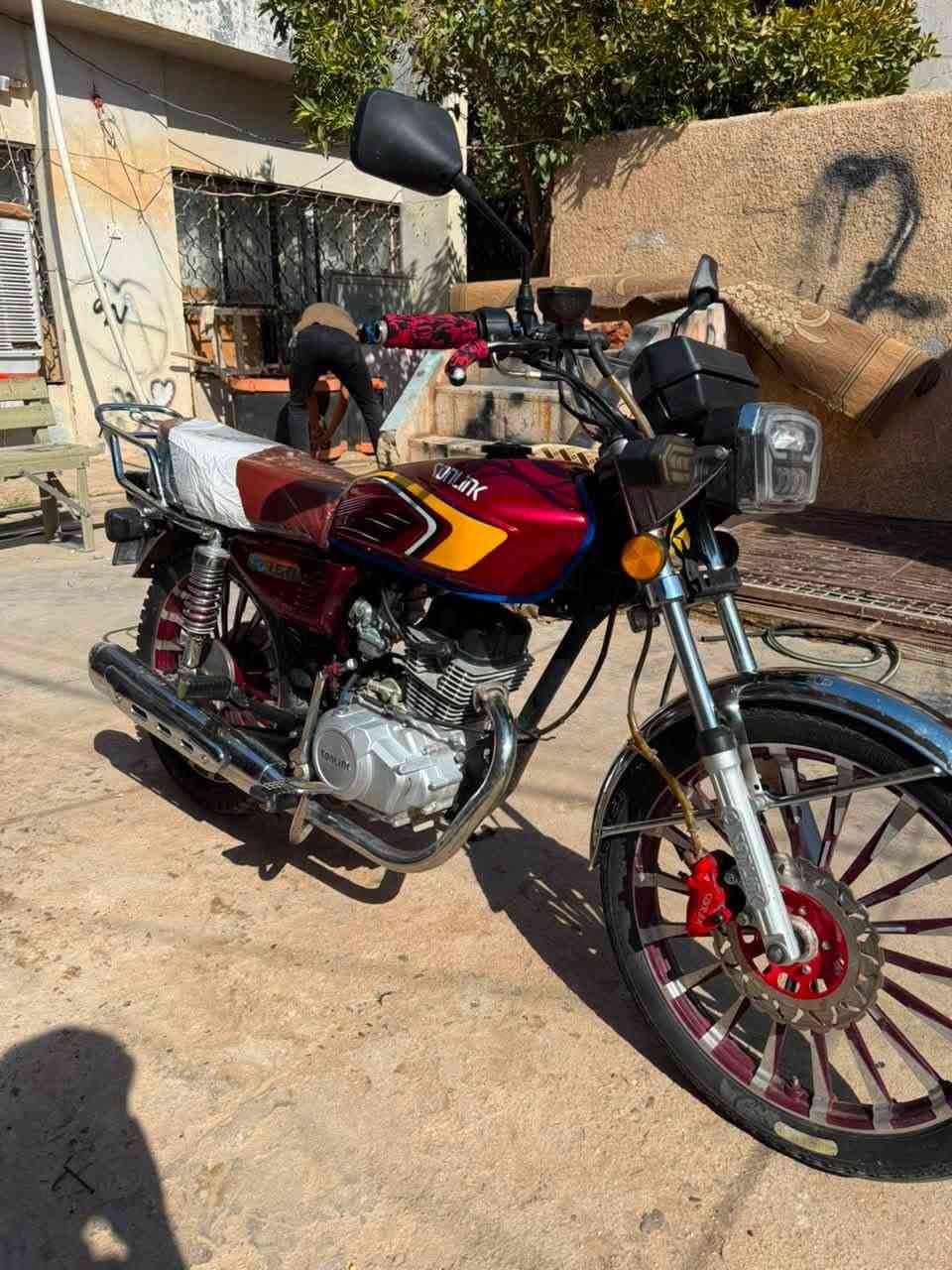 سونلك 2025 دراجه لوك ماشيه 14 الف حقيقي مكينه ضاغطه وزنجيل (CBF) انسه شي اسمه رجه فول ناقصها ستانه وسط فقط سعر (800) اي استفسار ***********
