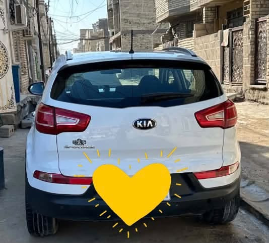 سبورتج 2014 خليجي فول من عدا البصمه
بيها صبغ حزام بدون دواخل بدون ايرباك 
بانوراما
لد امامي 
تحكمات سترين جهتين
اشاير مري
محرك 2400 دوش
تبريد ثلج 
تخم تاير جديد
ماشيه 190
صدر امامي خلفي جديد
غرفتها حلوه جديده
كير محرك مكفول
السياره جاهزه 
عنواني بغداد حي الاعلام 
السعر.(115) وبيه مجال بسيط 
رقم اربيل جديد هوى والسنوية
***********

نص مكتوب في الصور:
- الله يحفظك