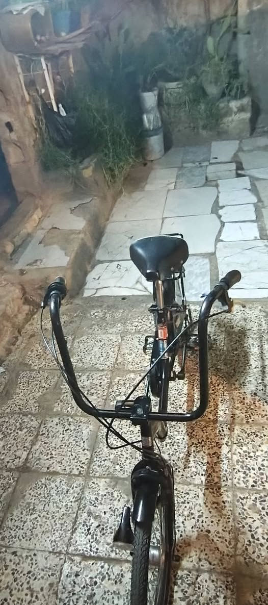 السلام عليكم بايسكل نظيف مال باله مال حاويه صار له شهرين طالع من الحاويه مقفول من كل شيء هذا رقم الهاتف***********
