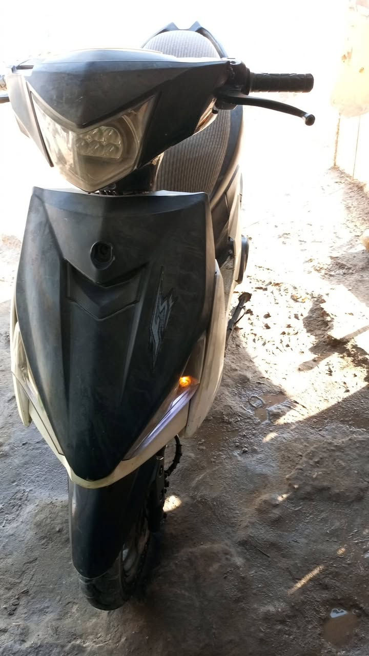 السلام عليكم دراجه. ماكس مضلع❗
  كهربائية شغاله سلف نكره
مكينه بيه خيط بخار❗
 تشغيله نكره مكينه ناعمه شلعه تشك الكاع 
 بس صوت لخرز لكلج الامامي وخيط بخار.❗ واي شي ما بيه بعد دراجه حلوه ونضيفه سعره 200وبيه مجال مكاني حله ابو غرق 📌***********
