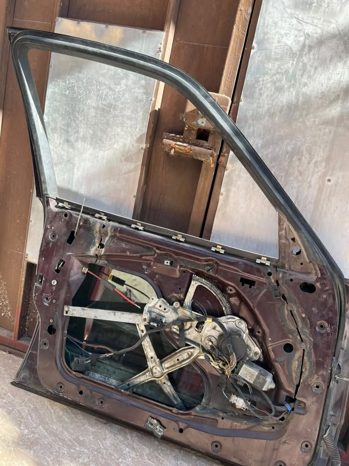سلام علیک برایان
ئەم دەراگایانە بۆ فرۆشتن بەلاش بەلاش 
٣ دانە دەرگای دواوە دانەی ٢٥٠٠٠ 
١ دەرگای سایەق کاملی ئەشیای پێوەیە ٧٠ هەزار
لە ڕانیەم کێ ویستی تەلەفۆن بکات
***********
