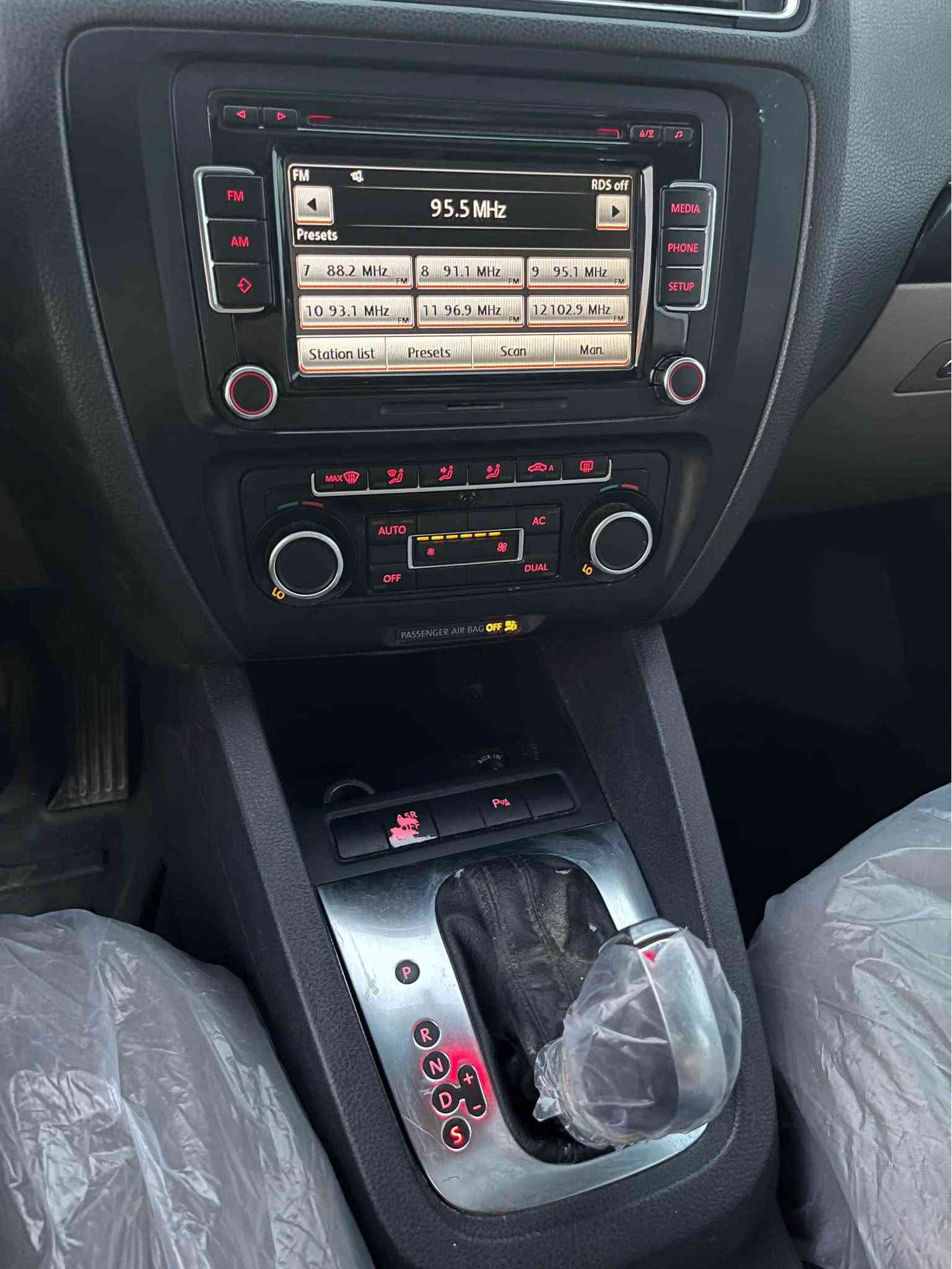 jetta 2012 xalije 

ڤۆلکسواگن جیتا خەلیجی
رەنگی رەشی قەتران 
مەکینە ٢٠ بێ تۆربۆ 
فول مواصفات 
سلایت - شاشە - حساس پێش و پشت - تەبرید لەمس - تەبرید مەرکەزی - گێر ئۆتۆماتیک 

سەیارەکە بێ مەسروفە جاهیزە 

گێر و مەکینە و بەناوکردن و غرامە بە شەرتە 

٣ پارچە بۆیاغە 
چاملغ+چاملغ+دەرگا 
٢ نیو دۆسە سبوغە
٢ تەعدیلی هەیە 

٢٠٠،٠٠٠ کم رۆشتوە 

سعری ٨٤ وەرەقە و مەجالی کەمی فرۆشتنی تێدایە 

***********
کۆرەک - واتساپ شقلاوة, أربيل
