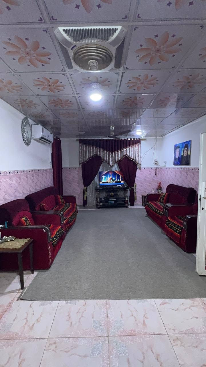 دار سكن بنظام الطابقين بمساحة ٢٠٠ متر 
نوع العقار/ طابو صرف عرصه تحويل مباشر 
…
السعر المطلوب 
 ١٣٠ مليون وقابل للتفاوض 
مع الاثاث والصالون النسائي 
…
الطابق الارضي يحتوي على 
غرفتين منام/صاله/استقبال/مطبخ/صحيات داخليه وخارجيه/صالون نسائي /كراج مسقف 
الطابق الاول يحتوي على 
غرفتين منام/صاله/مخرج سطح
…
الموقع 
ابي الخصيب_الطريق الوسطي_قرب المستشفى الصيني 
يبعد مسافة ٥٠ متر عن الوسطي ومسافة ١٥٠ متر عن سايدين العوجة 
…
للأستفسار 
***********
